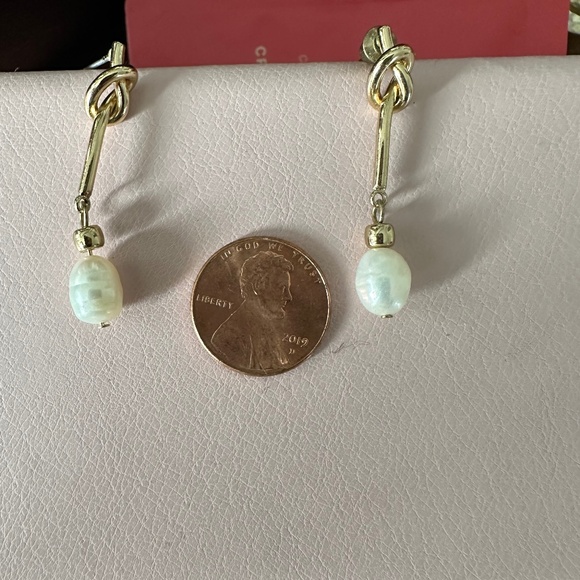 Gold tone and pearl knot post earrings - Picture 1 of 1